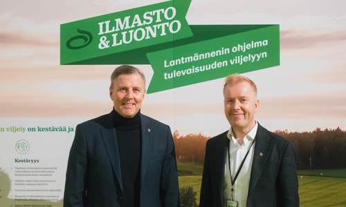 Vaasan Oy:n toimitusjohtaja Thomas Isaksson (vasemmalla) ja Lantmännen Agron toimitusjohtaja Antti Snellman MaatalousKone-messuilla lokakuussa 2022.